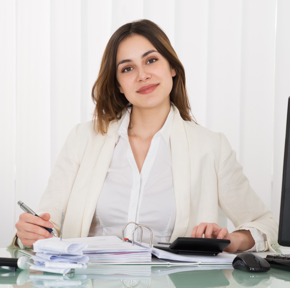 Une comptable à son bureau